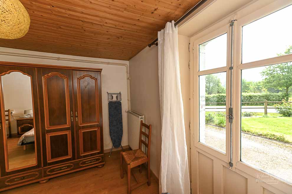 Chambre du gîte avec vue sur la nature