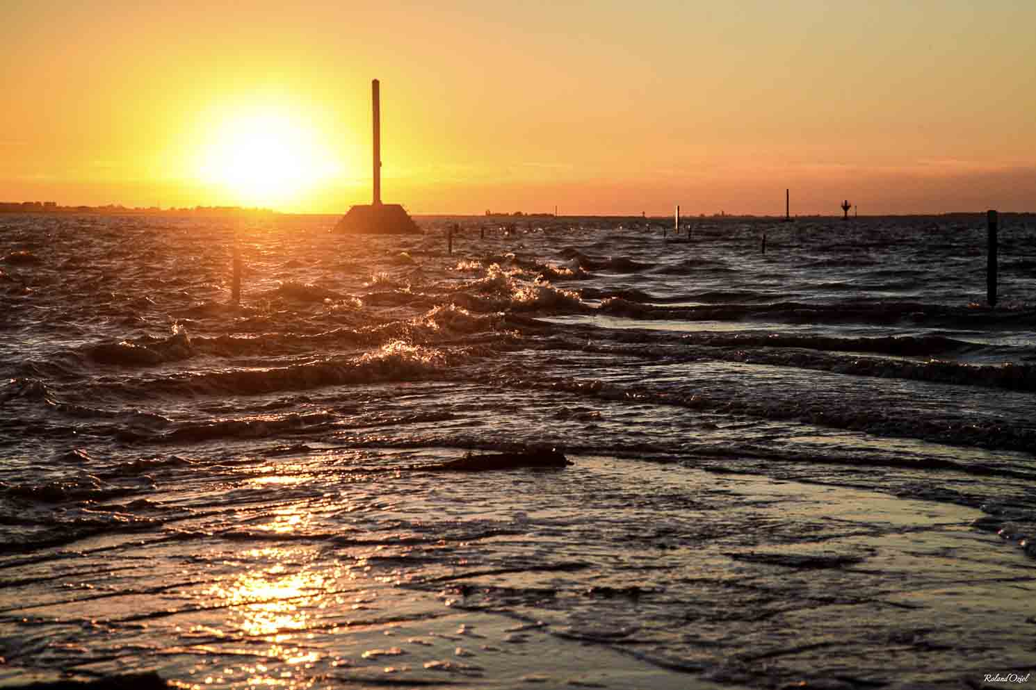 Coucher du soleil sur le passage du gois avec marée montante