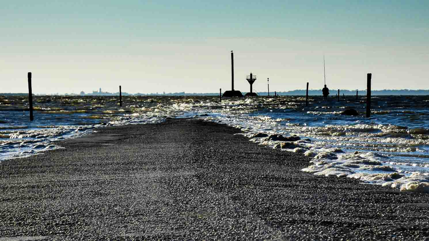 La marée recouvre le Passage du Gois à la marée montante